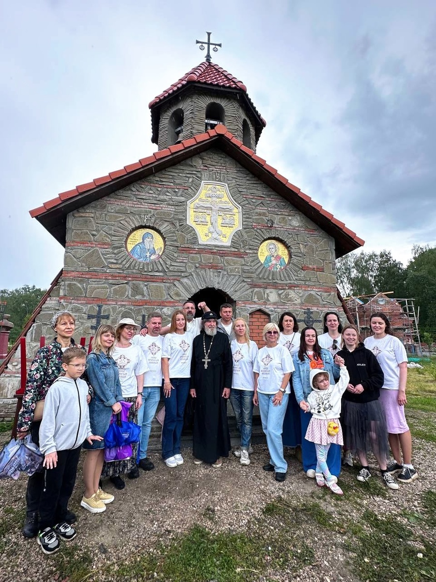 Священник Фёдор Конюхов с гостями основанной им деревни у строящегося храма прп. Гавриила Самтаврийского