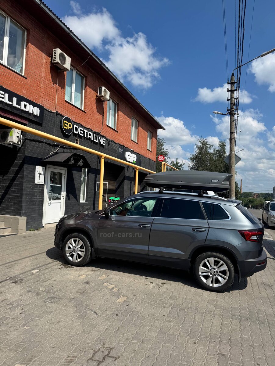 Установка багажника и автобокса 430л на Skoda Karoq в Туле