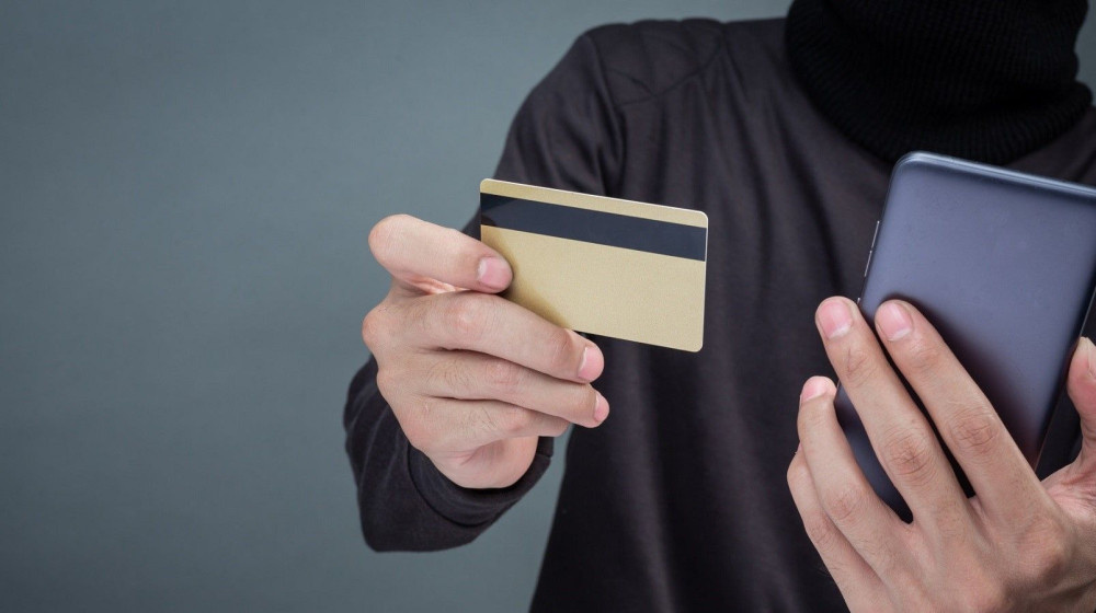    Мошенники подменили QR-коды в транспорте и крадут миллионы у россиян