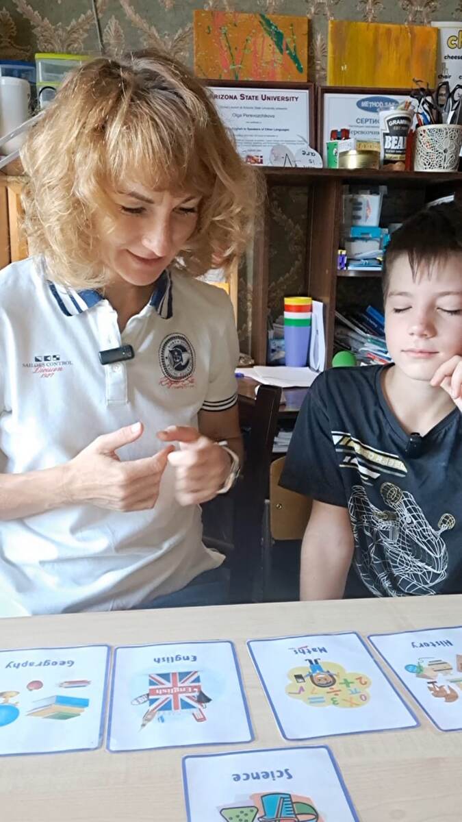 играем с Пашей в What`s missing на школьные предметы