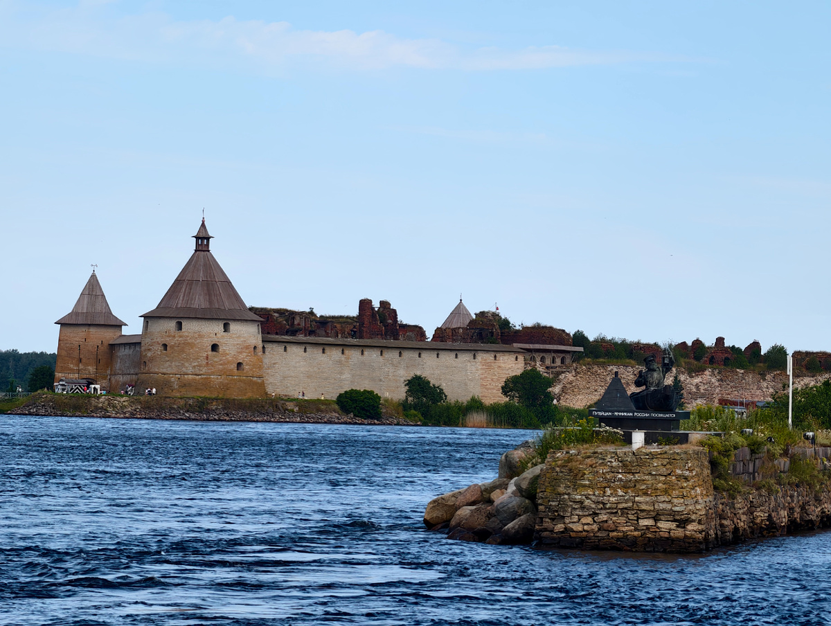 Вид на крепость с теплохода. В общем-то и с берега ее видно хорошо