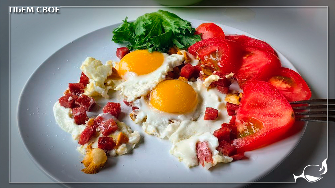 Карельский завтрак: яичница с лисичками и колбасой. Лисички, конечно же, собраны собственноручно