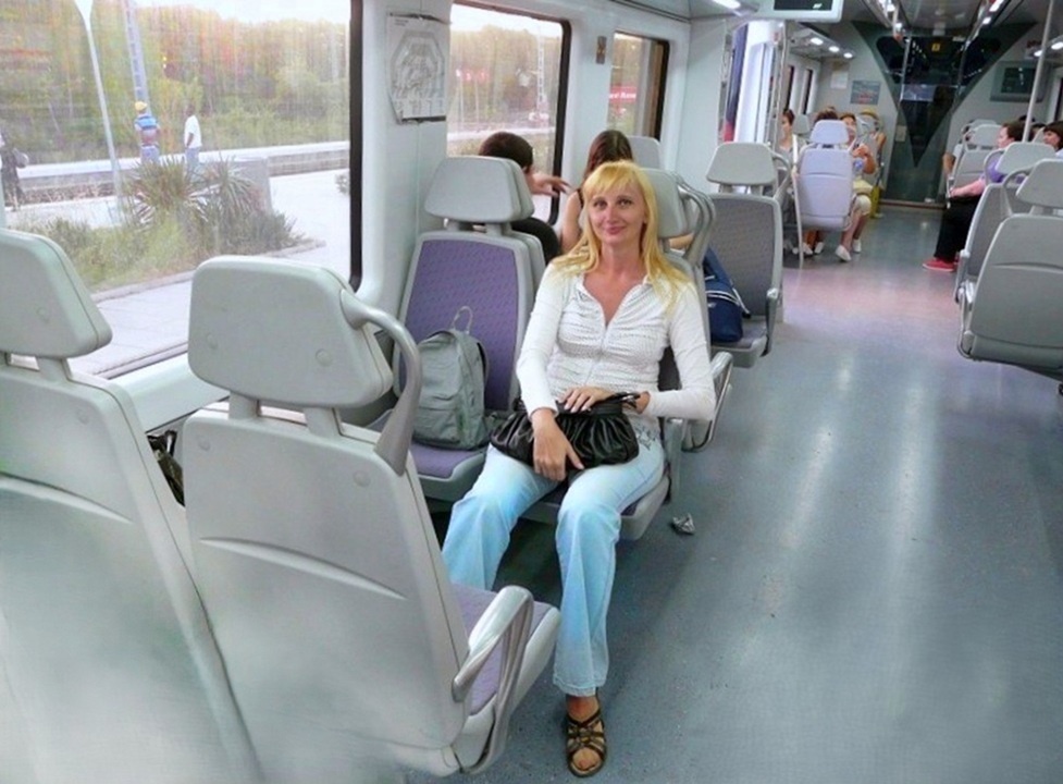 Город Жирона в Испании, моя поездка. На фото - я в поезде