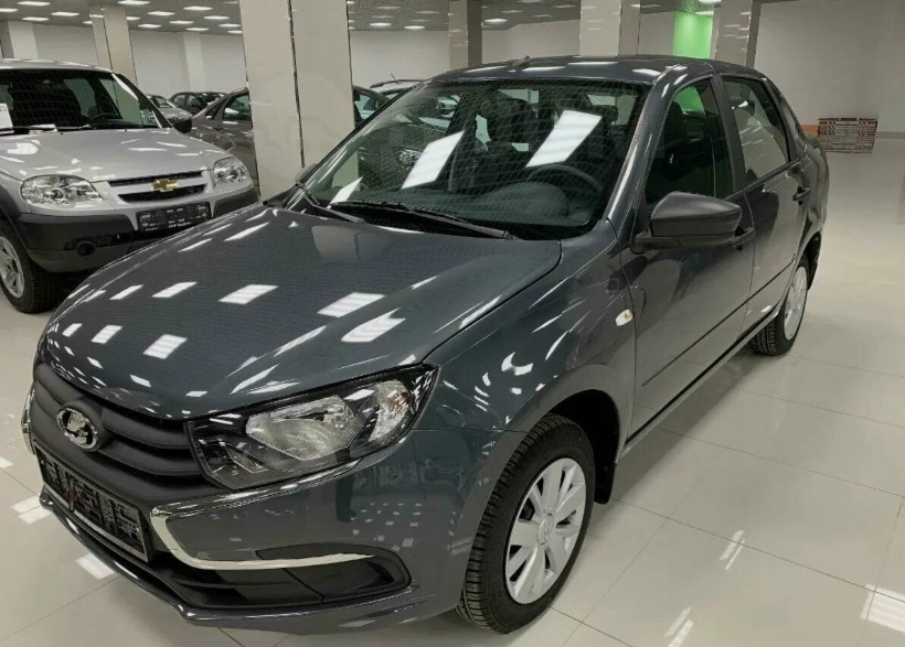 А теперь сравните это с тем, что вы получите в российской "Гранте" за те же деньги. Там — два стеклоподъёмника, выемки под магнитолу и вечная вера в чудо.
