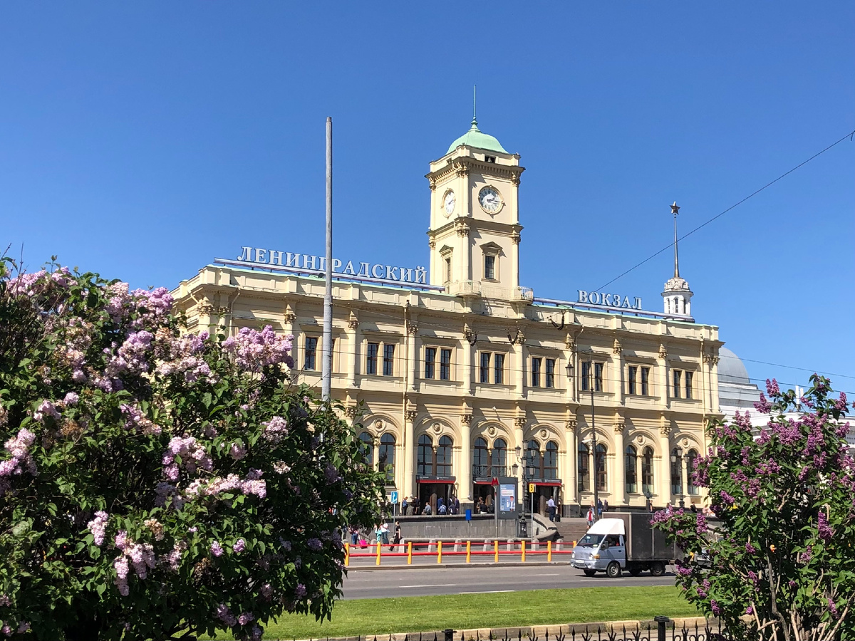 Ленинградский вокзал в Москве. Фото 2024 года, сейчас здание вокзала находится на реконструкции.