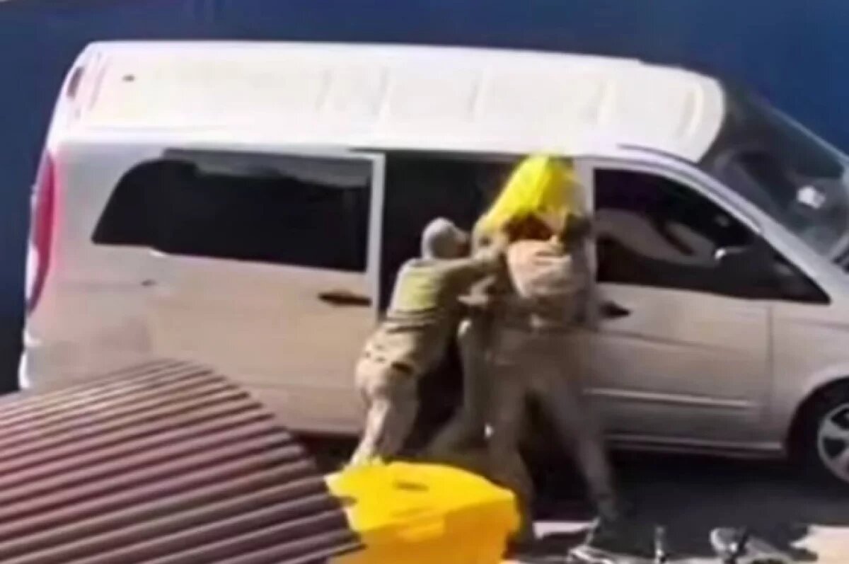    На Украине мужчины с лопатами прогнали сотрудников ТЦК и попали на видео