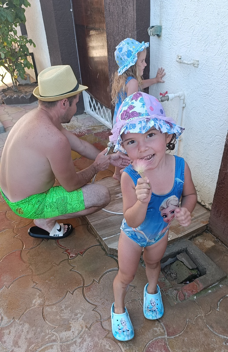 Папа моет всем ножки после моря 🙂