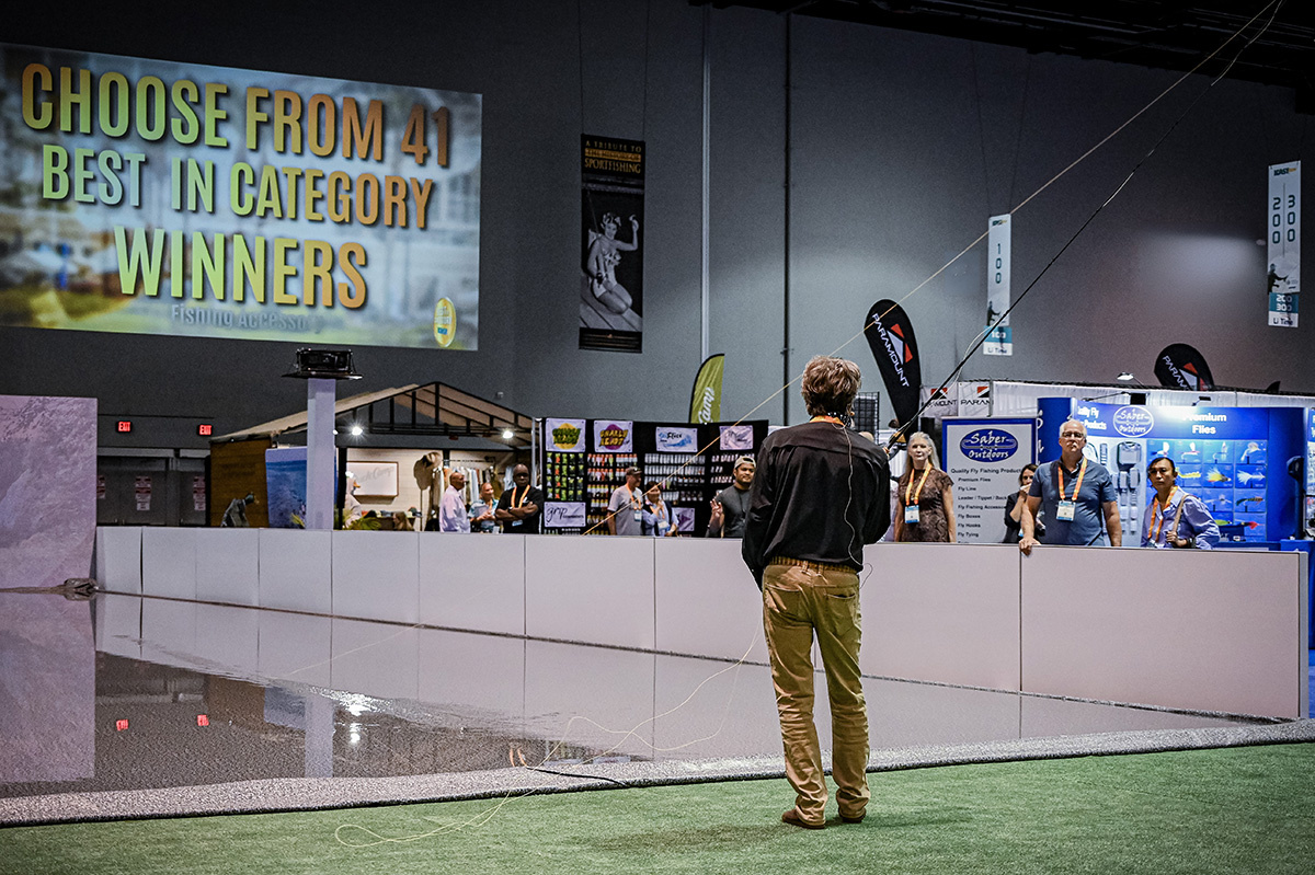 Бассейн для нахлыстовой ловли FlyCASTing Pond. Участников выставки могут продемонстрировать удилища, катушки и лески прямо на стенде, не покидая выставочного зала. Фото: ICAST