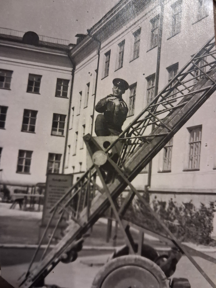 Курсант пожарно-технического училища г. Свердловска. 1956-1959 гг. Автор снимка неизвестен.