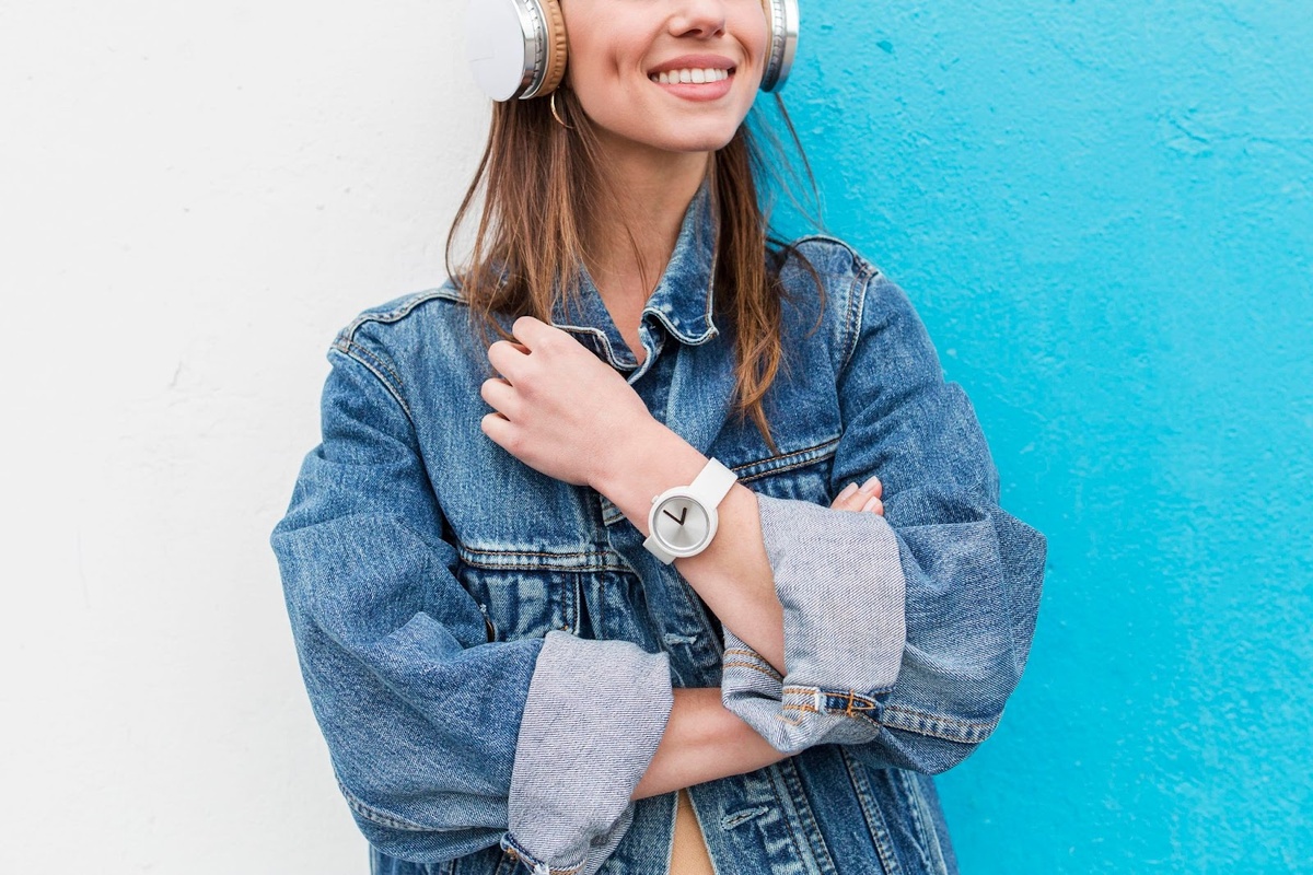 Источник изображения: freepik.com/free-photo/close-up-woman-listening-music_8666601.htm