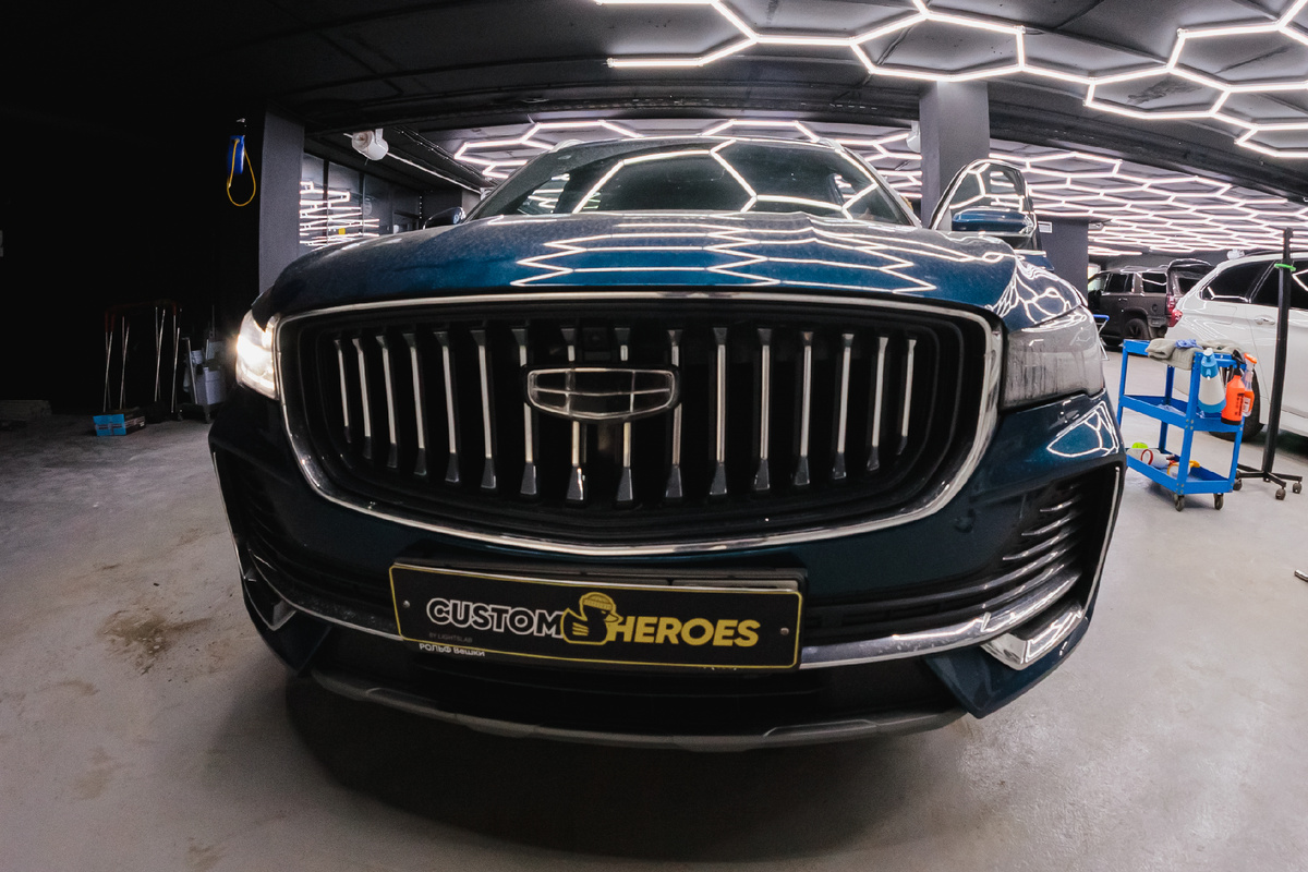 Источник фото: https://custom-heroes.ru/raboty/vid-uslugi/avtosvet/nashi-raboty/geely-monjaro-vosstanovlenie-germetichnosti-i-vneshnego-vida-far/
