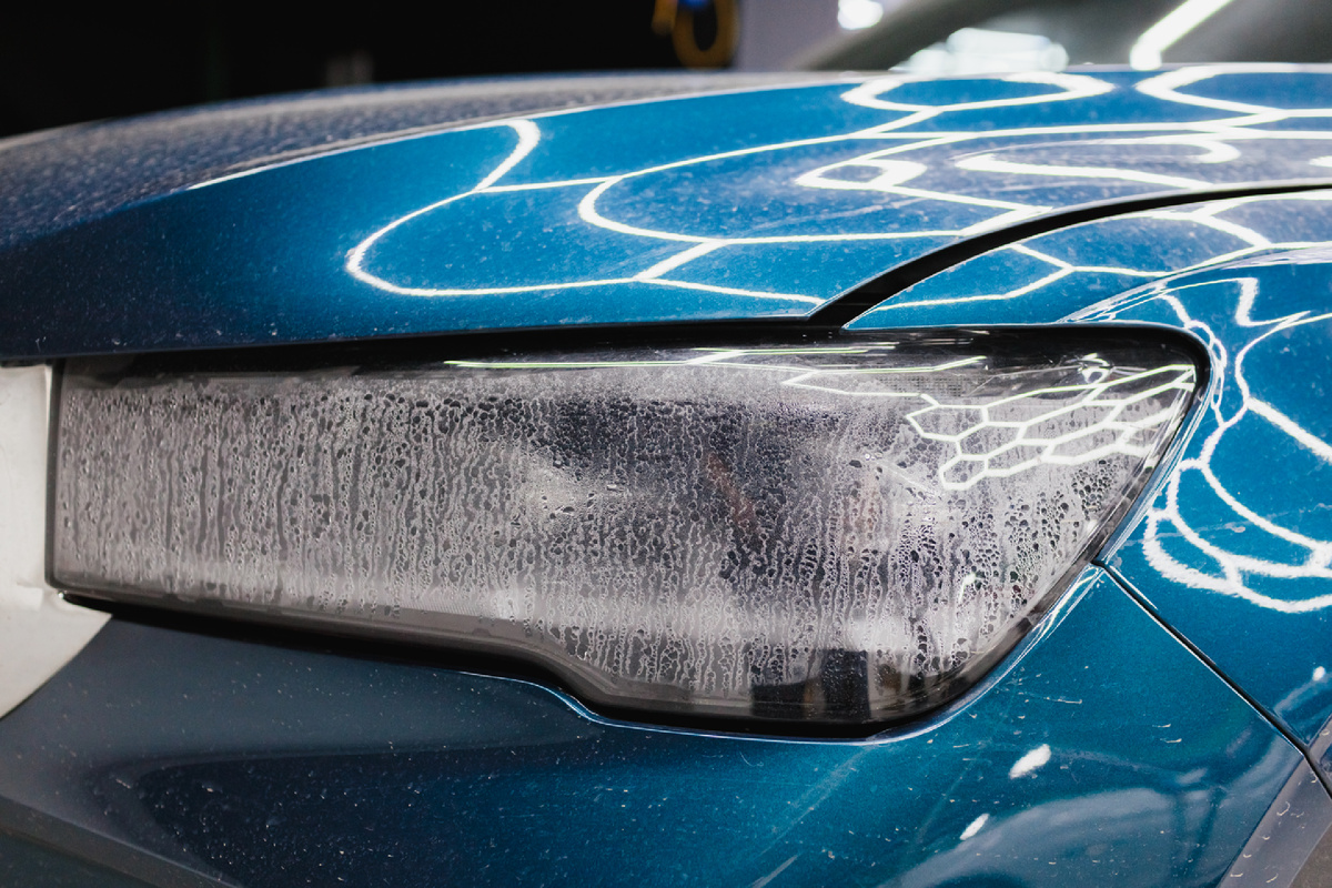 Источник фото: https://custom-heroes.ru/raboty/vid-uslugi/avtosvet/nashi-raboty/geely-monjaro-vosstanovlenie-germetichnosti-i-vneshnego-vida-far/ 