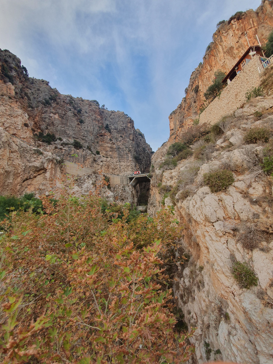 Мост, соединяющий две горы.