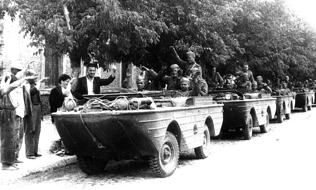 Колонна плавающих автомобилей «Форд» GPA на улице румынского города. 1944 год. Из открытых источников.