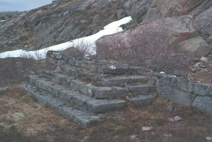 Фото ступеней рядом с Кольской пирамидой