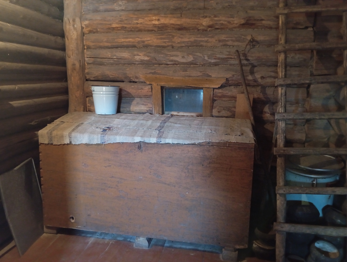 Огромный ларь для зерна. 