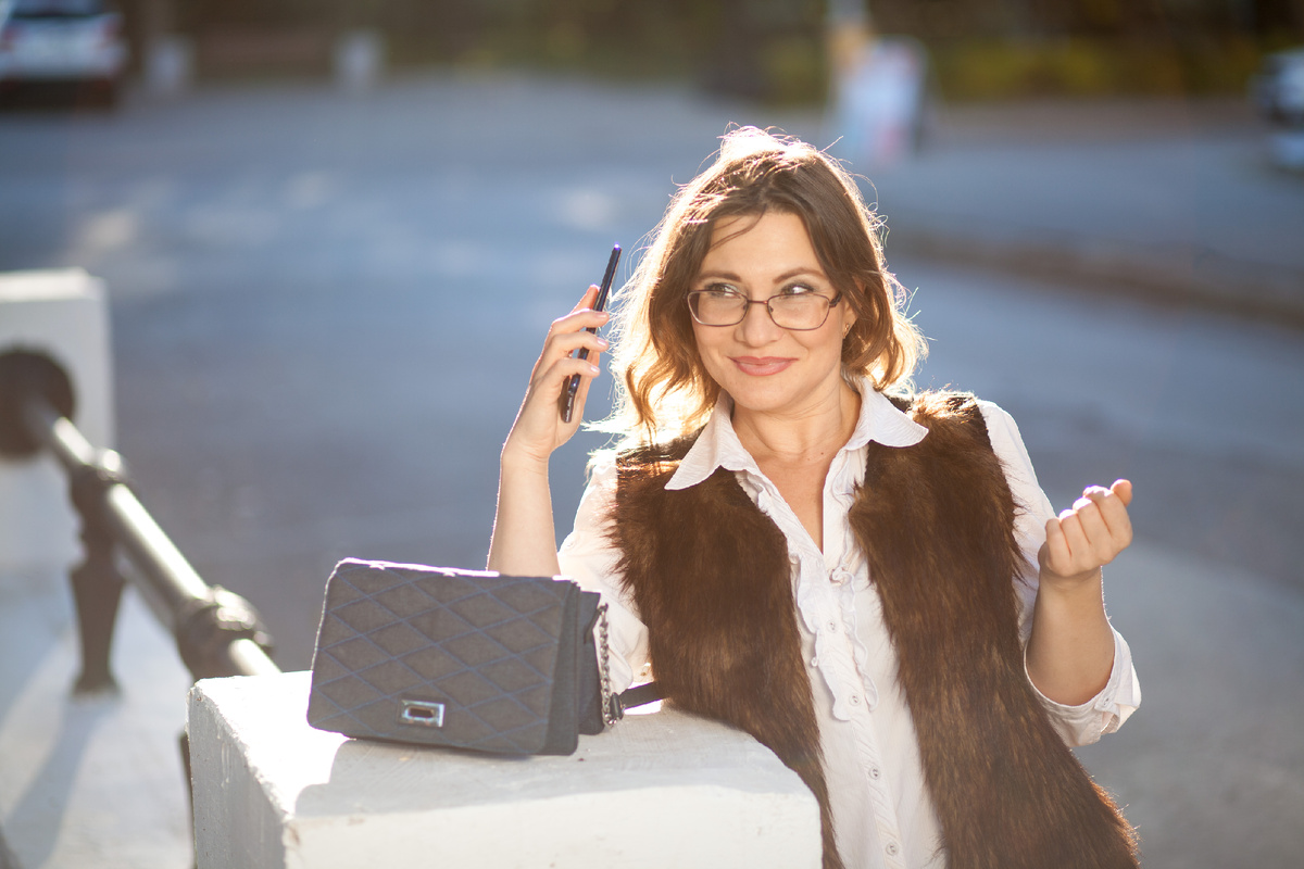 Фотография не очень удачная... Ветер растрепал волосы не самым лучшим образом. А еще..  к середине фотосессии я «съела» помаду, и она осталась только по краям... Ну да ладно... Зато, типа по телефону разговариваю))) 