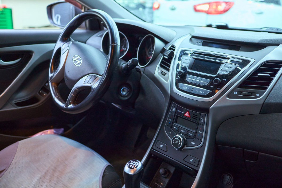 Источник фото: https://custom-heroes.ru/raboty/vid-uslugi/avtozvuk/novaya-zhizn-dlya-hyundai-elantra-ustanovka-magnitoly-teyes-cc3-i-kamery-zadnego-vida/