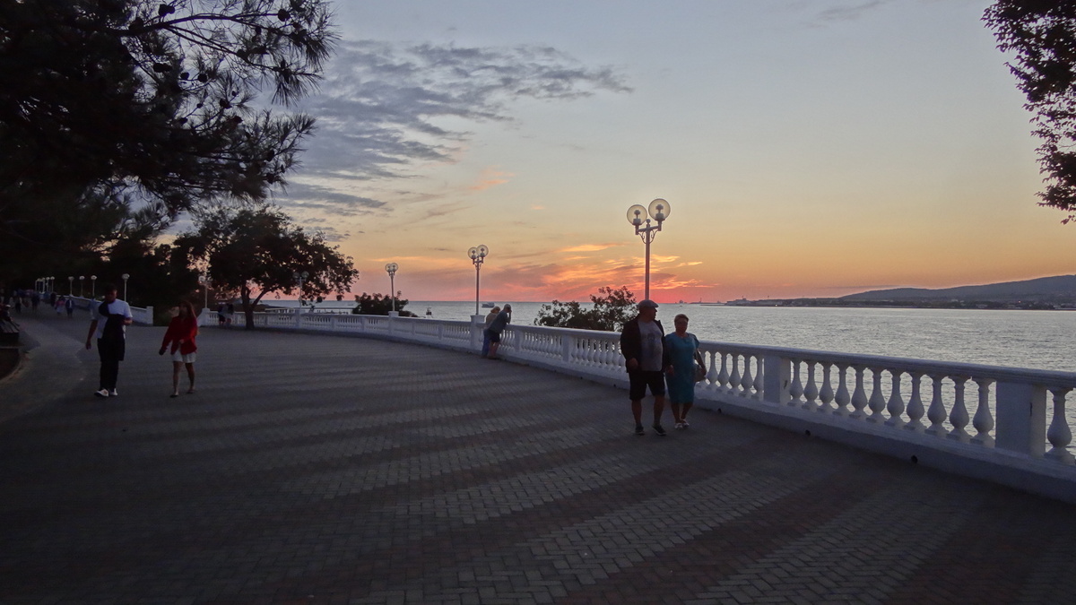 Что посмотреть в Геленджике бесплатно? Начните с набережной