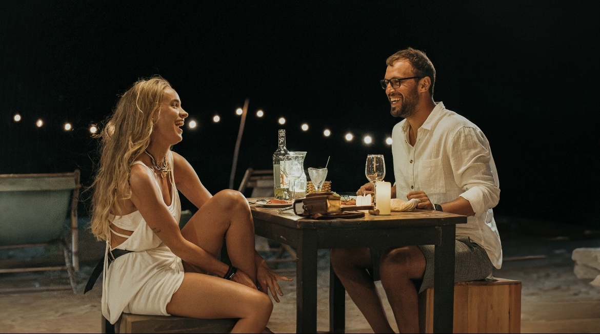 Анна Завтур и Павел Попов. Кадр из сериала "Высокий сезон".