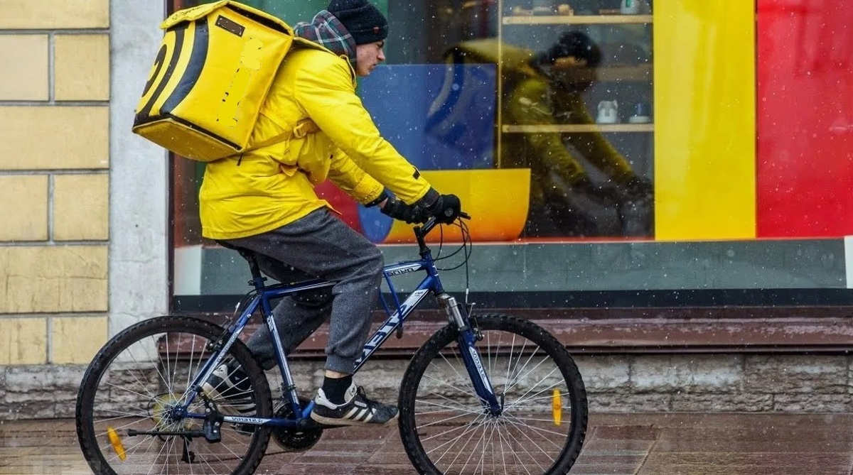 курьер на велосипеде