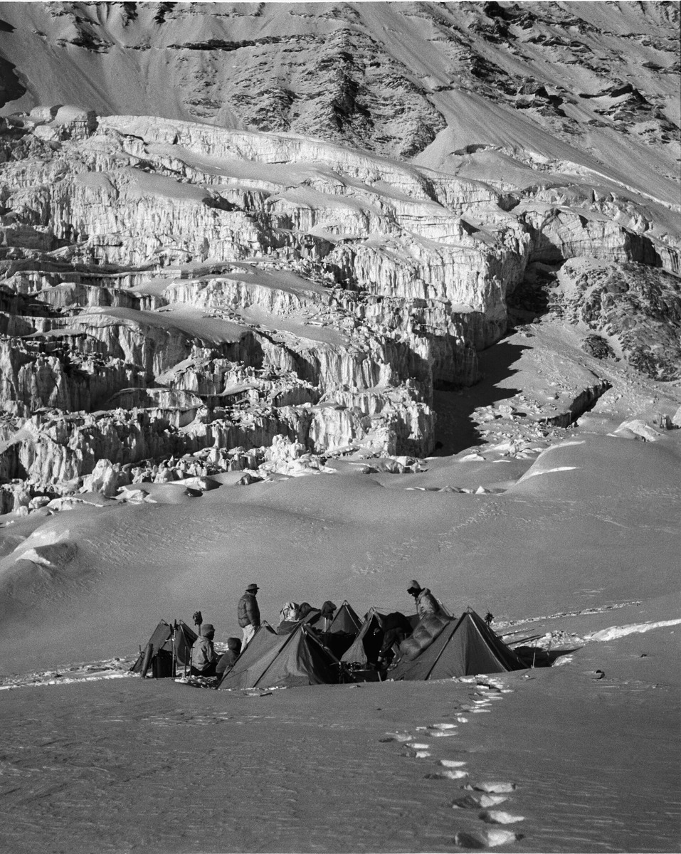 Во время весенней швейцарской экспедиции 1952 года. Источник: alpinfo.ch