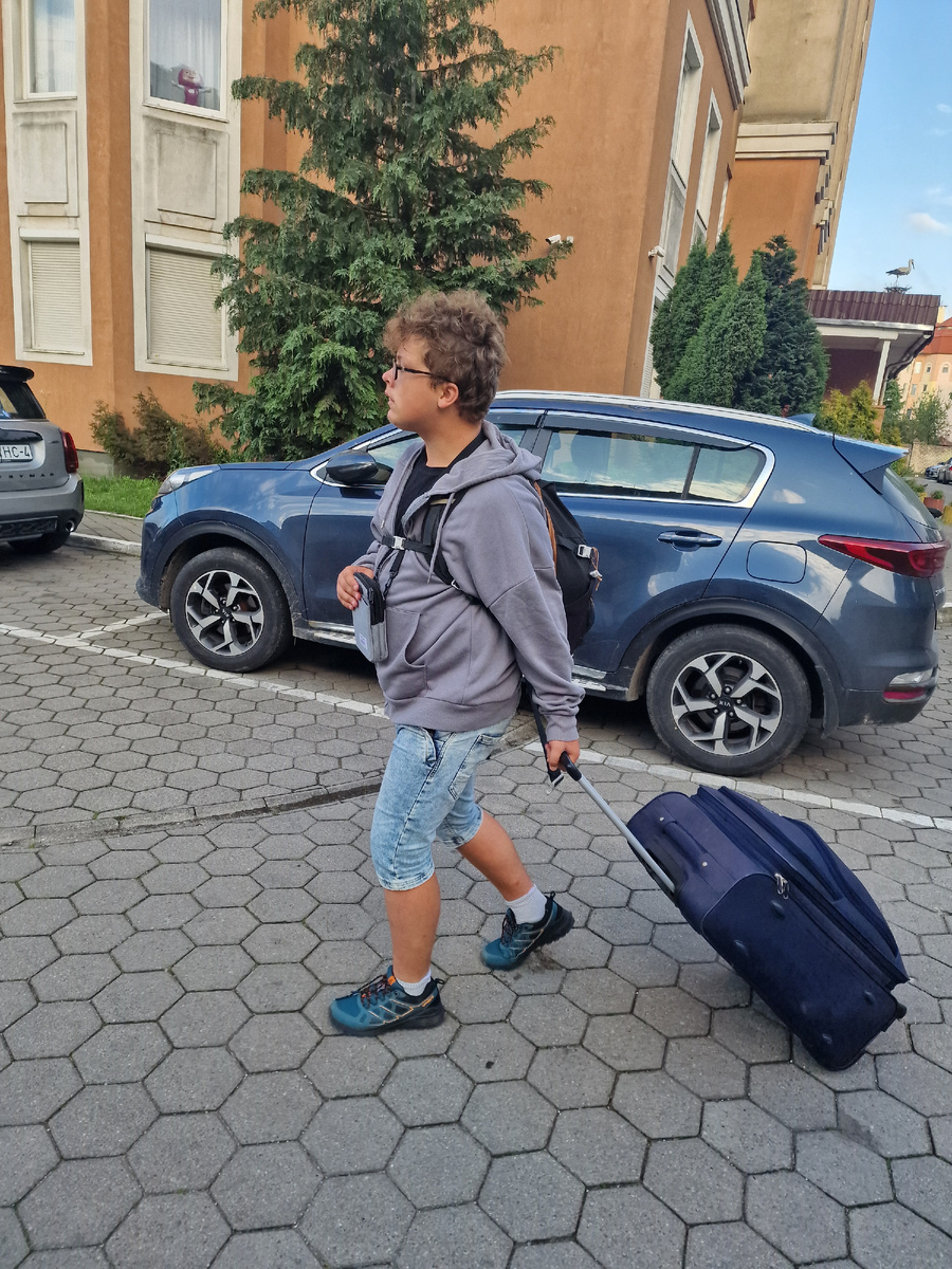 фото автора: а это он уже бодренько топает по Калининграду с чемоданом, на поезд, к бабушке ехать