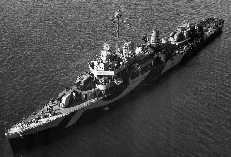 Эсминец класса Флетчер USS Callaghan в районе Окинавы, незадолго до своей гибели. Фото ВМС США