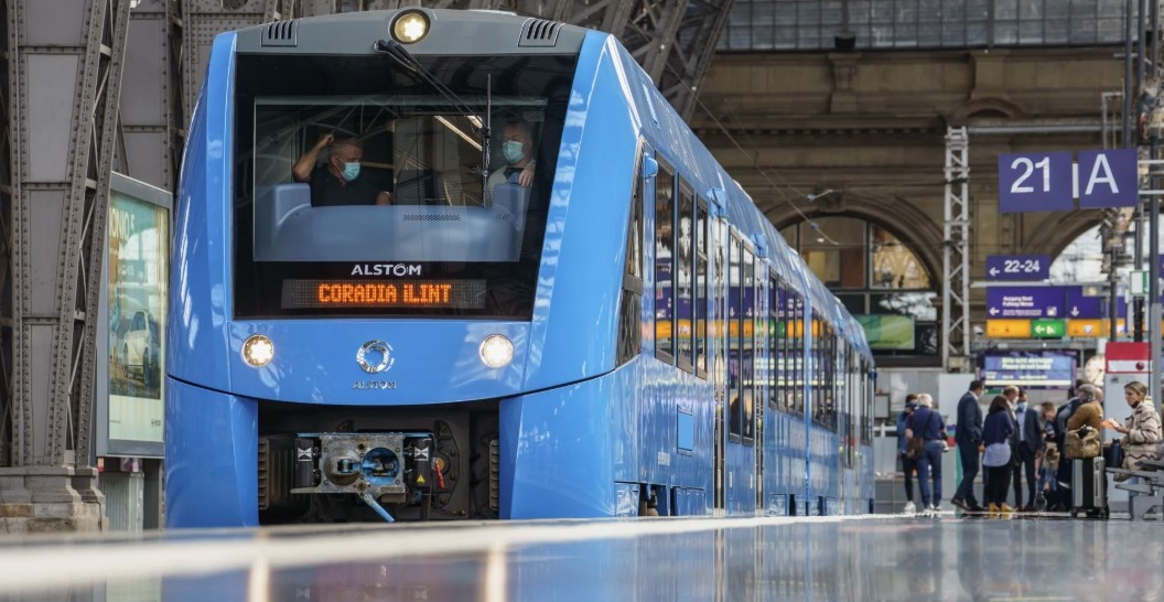 Водородный поезд на ЖД вокзале в Германии