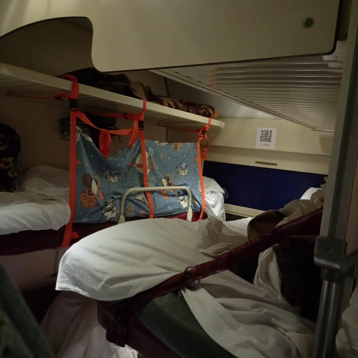 Вот такую занавеску-манеж брала  младшему сыну.