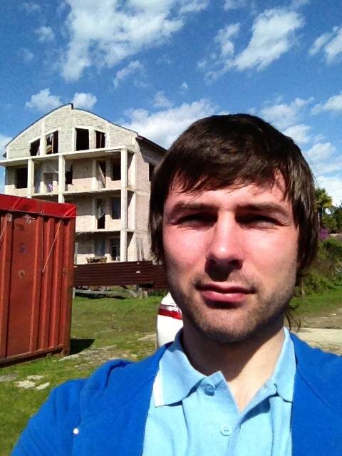 Николай. 2012 год. За этим фото - проданная квартира в Брянске и билет в один конец. Это взгляд человека, у которого нет пути назад