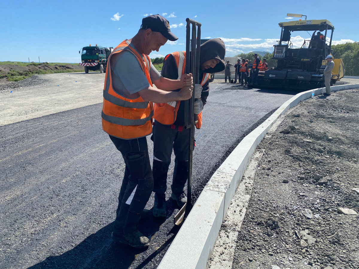 Фото: Асфальтирование дороги на Халактырский пляж