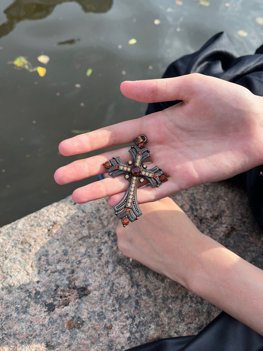 Сегодня дети увидели на дне канала вот это. Побежали домой за сачком, выловили, посмотрели и положили на место))