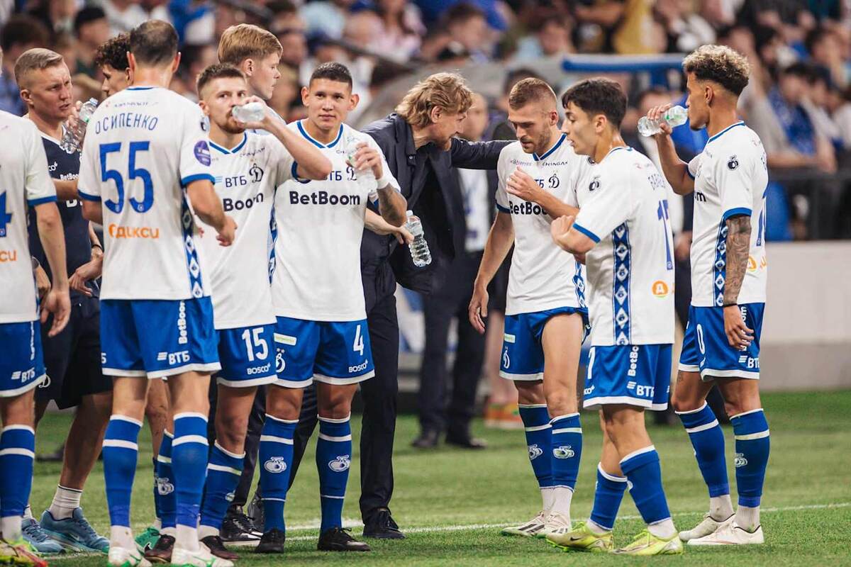 Dynamo Moscow players and coach during a break in a football match, July 29, 2025 metaratings