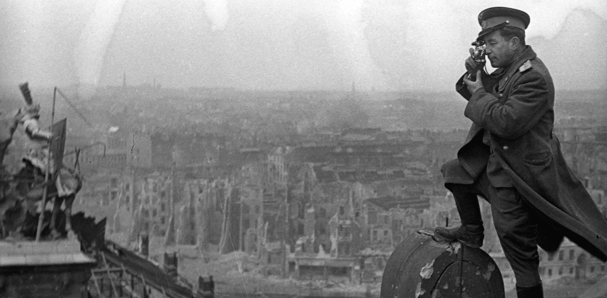 Фотограф Евгений Халдей делает свой знаменитый кадр со Знаменем Победы над рейхстагом