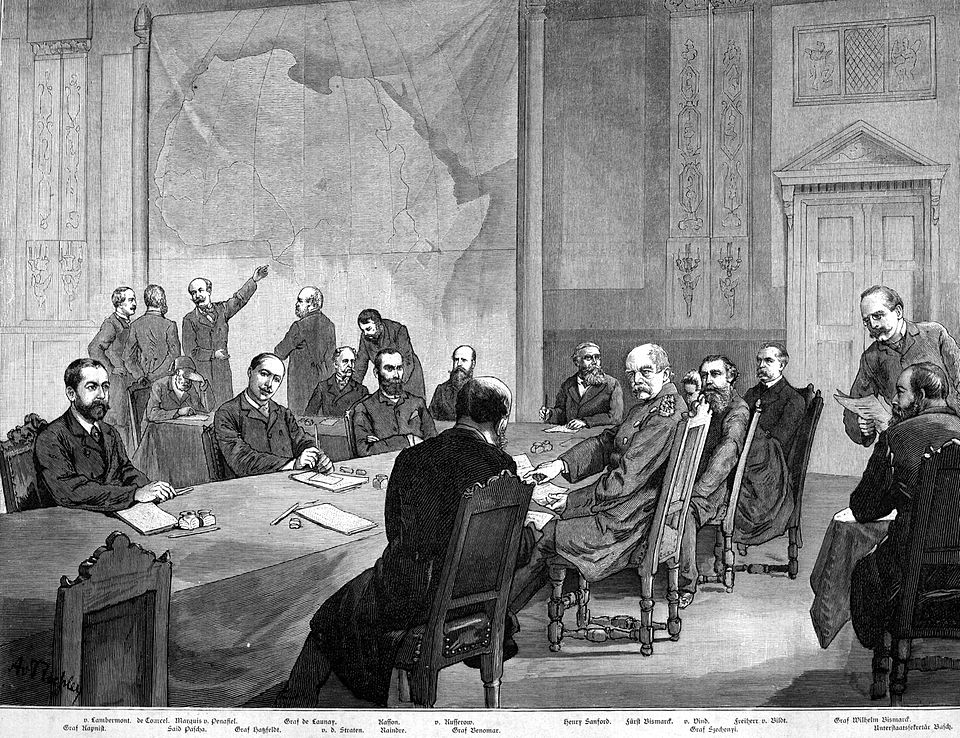 Берлинская конференция, 1884 год. Бисмарк - в военной форме и особенно выделяется среди участников. 
