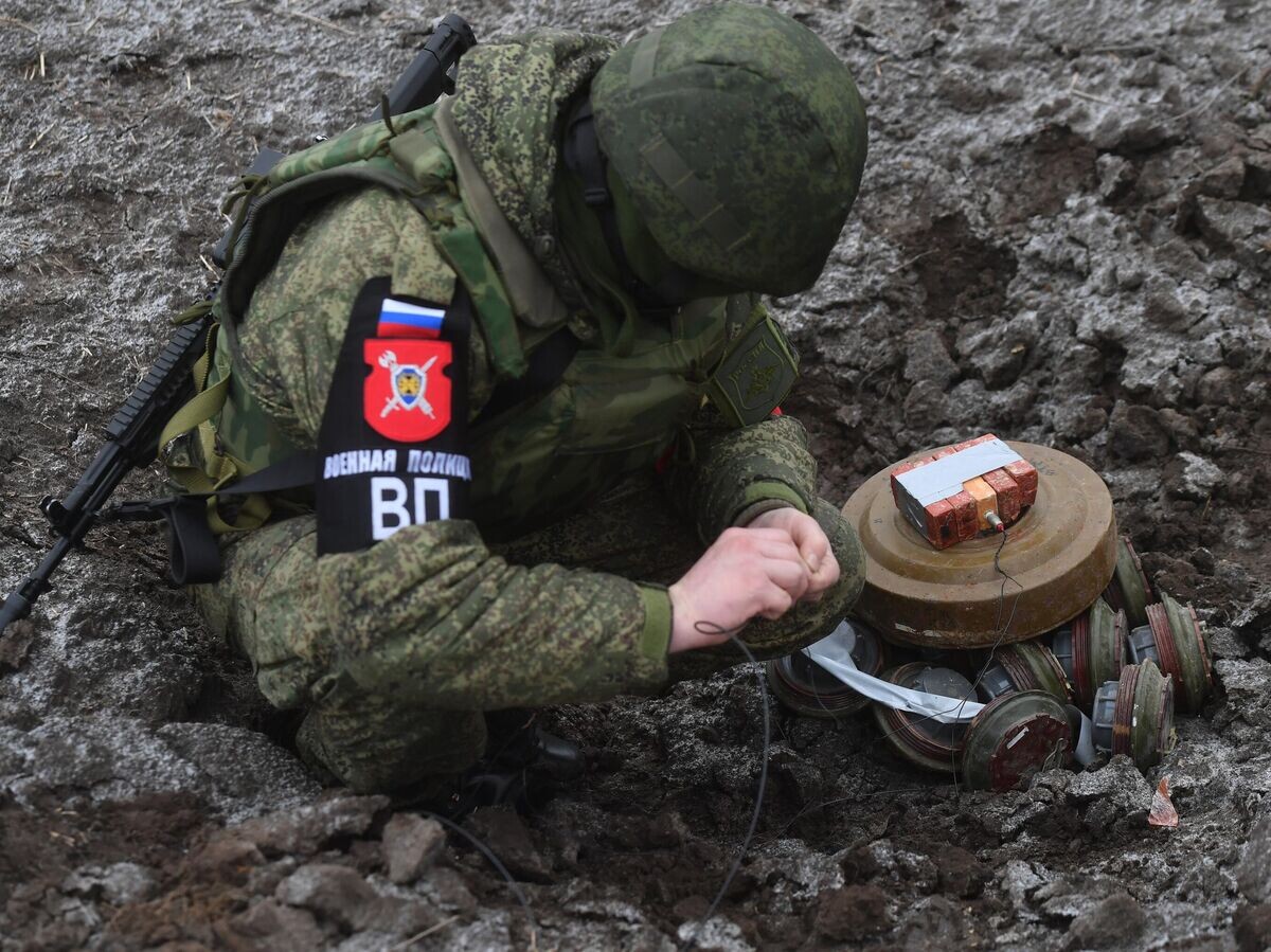    Работа сапера военной полиции по уничтожению самодельных взрывных устройств, обнаруженных при патрулировании© РИА Новости