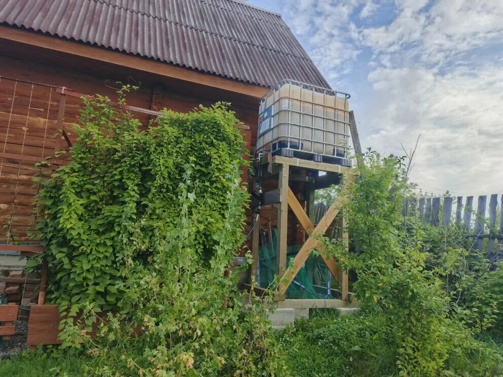 Конструкция из бруса для бака с водой