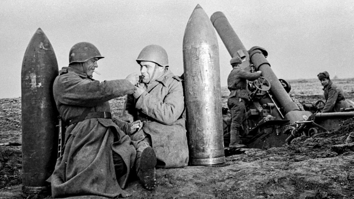 Советские артеллеристы на перекуре. Источник Яндекс картинки