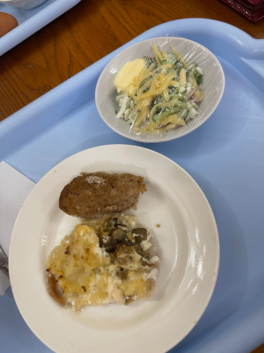 обед в столовой. Картошку со свинины я сгребла в угол тарелки и не стала есть. 