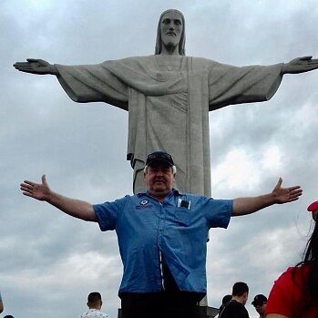 Игорь. Ходил по морям и океанам. В одном из своих походов.