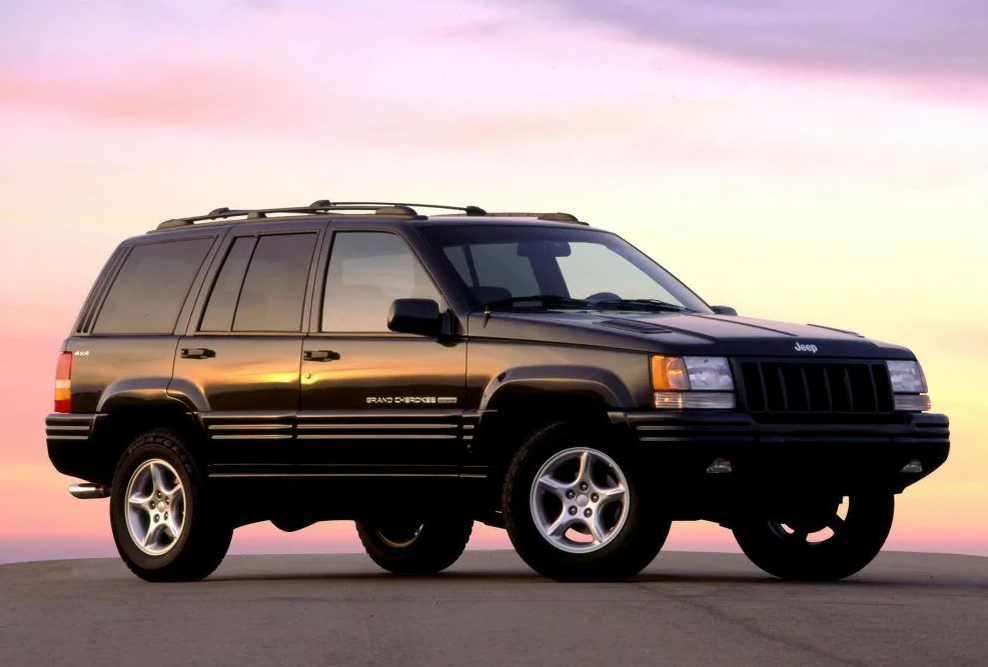 В 90-е этот силуэт заставлял прохожих либо восхищаться, либо нервно оглядываться.