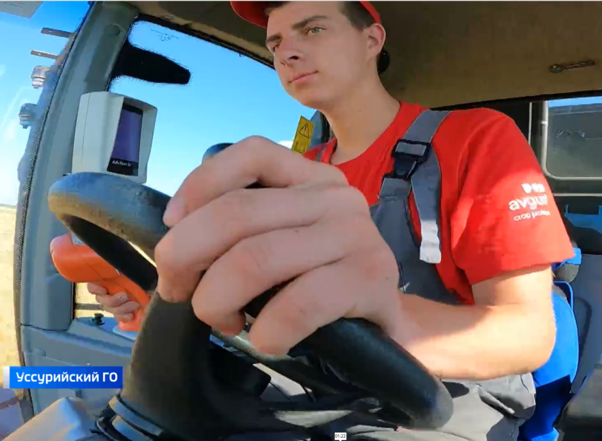 Владимир Рекущий юный комбайнер из Уссурийск