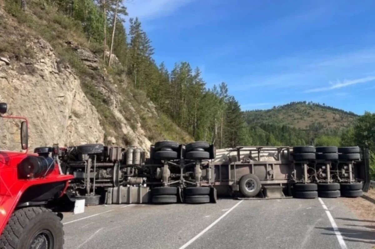    Грузовой автомобиль перевернулся на трассе Р-258 в Иволгинском районе