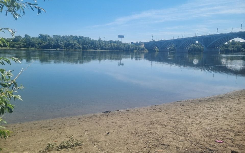    Стихийный пляж у Коммунального моста в Бийске