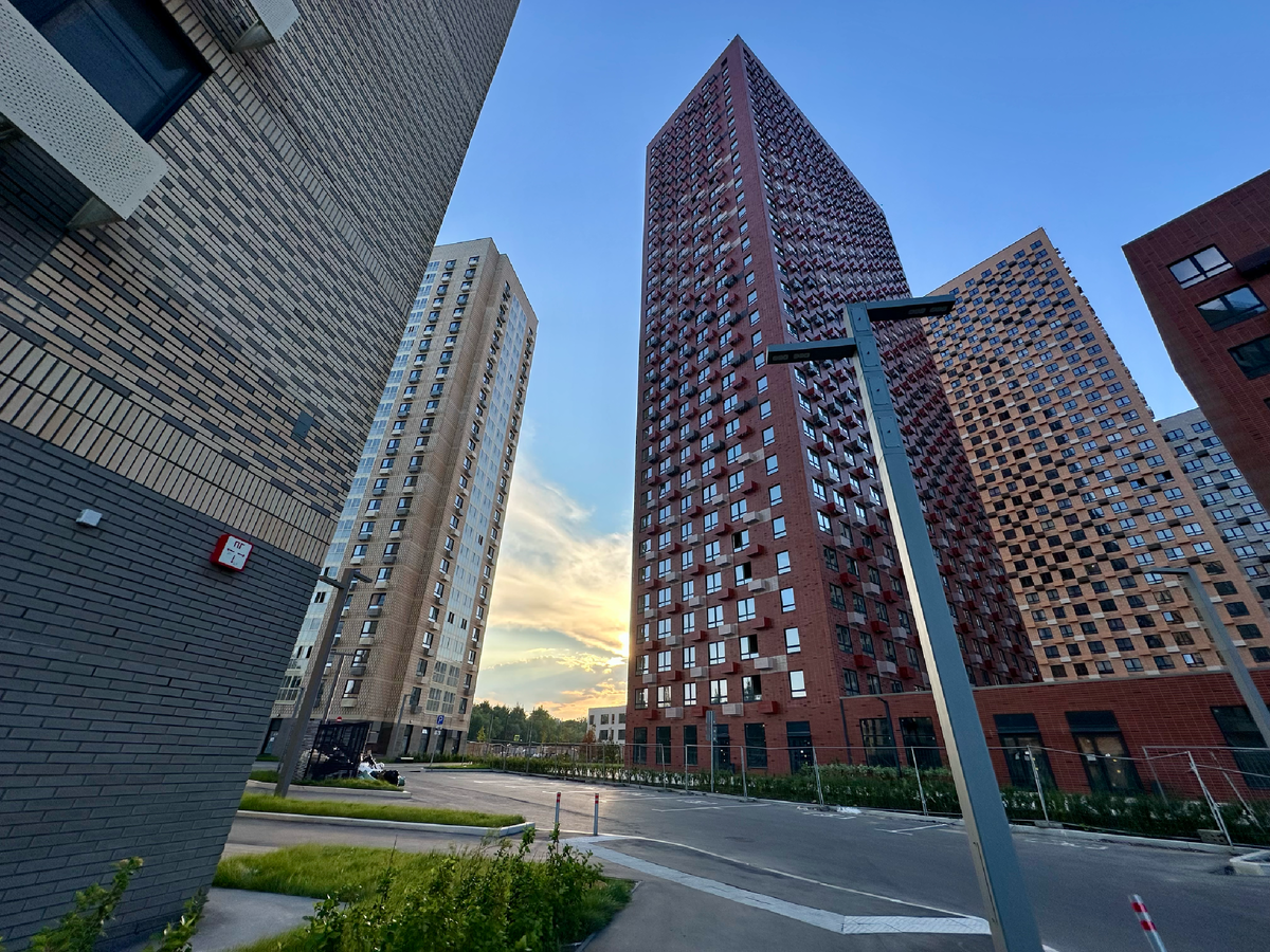 Слева дома для Фонда реновации, справа — коммерческие.