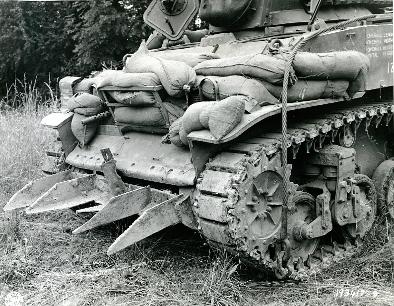 Танк-"носорог": на этой фотографии, сделанной 21 июля 1944 года, хорошо видны "бивни", показанные крупным планом.