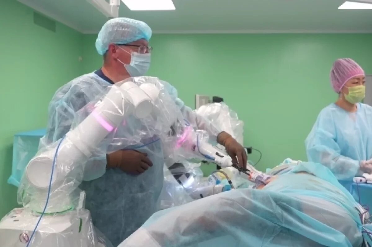    Врач Козлов с помощью робота прооперировал мальчика весом 115 кг в Иркутске