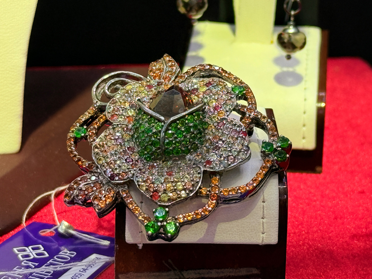 Брошь с султанитом