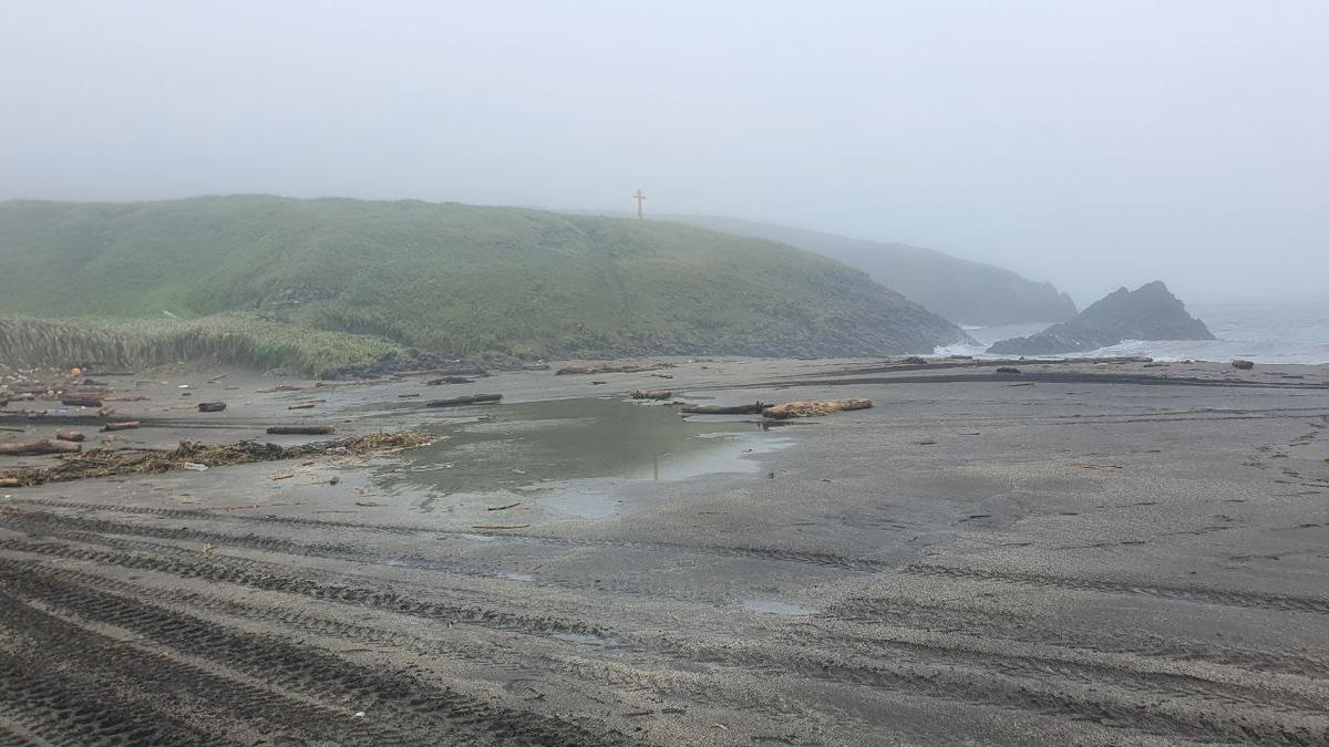 На склоне сопки можно видеть крест, установленный в месте высадки десанта.